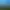 Vignoble en pente avec une ville et des montagnes en arrière-plan sous un ciel bleu avec des traînées de condensation